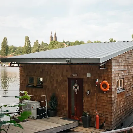 Houseboat Fred Botel Praha