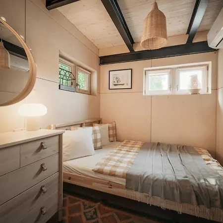Botel Houseboat Fred *