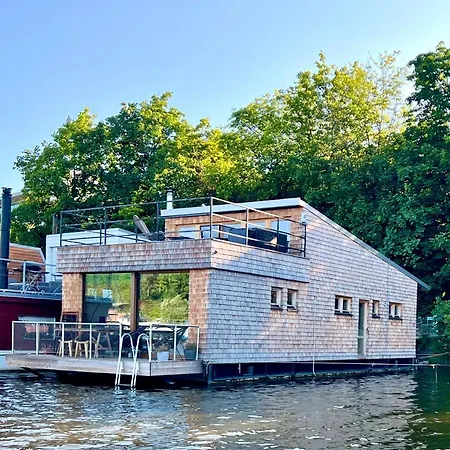 Houseboat Fred Botel *