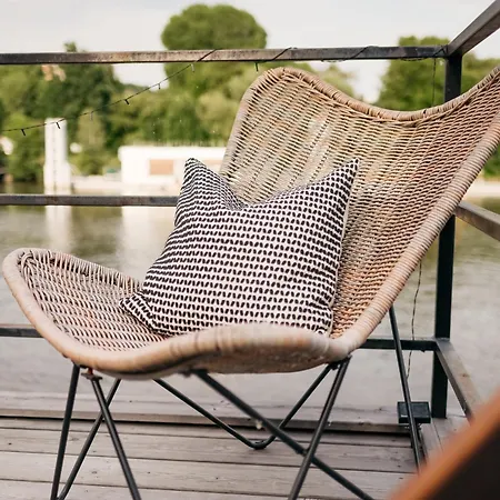 Botel Houseboat Fred
