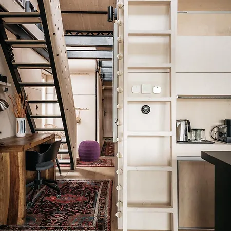 Houseboat Fred Botel