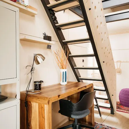 Botel Houseboat Fred *