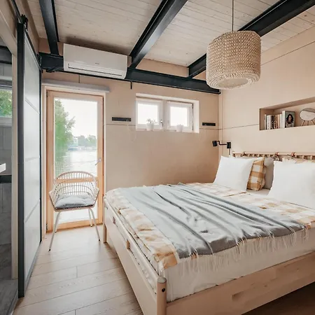 Botel Houseboat Fred