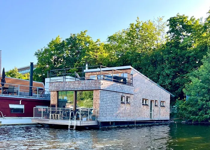 Houseboat Fred Botel *
