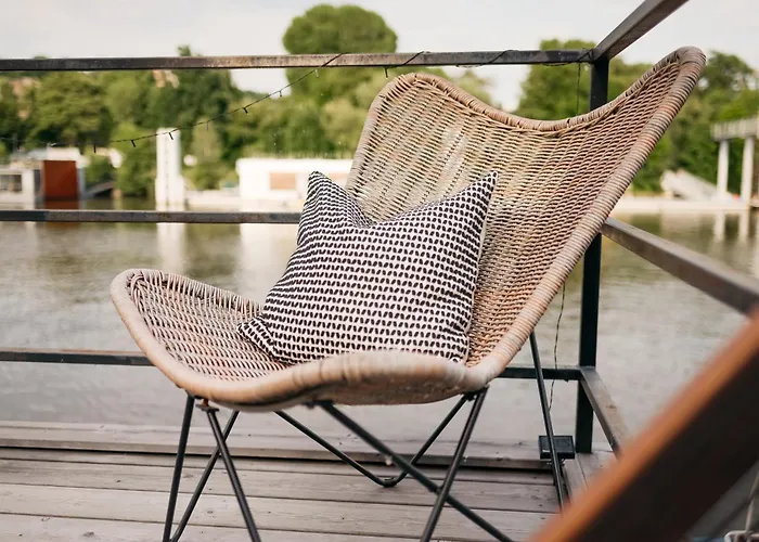 Botel Houseboat Fred