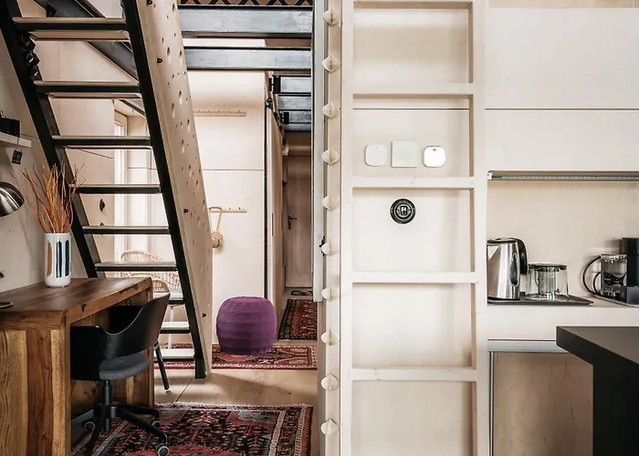 Houseboat Fred Botel