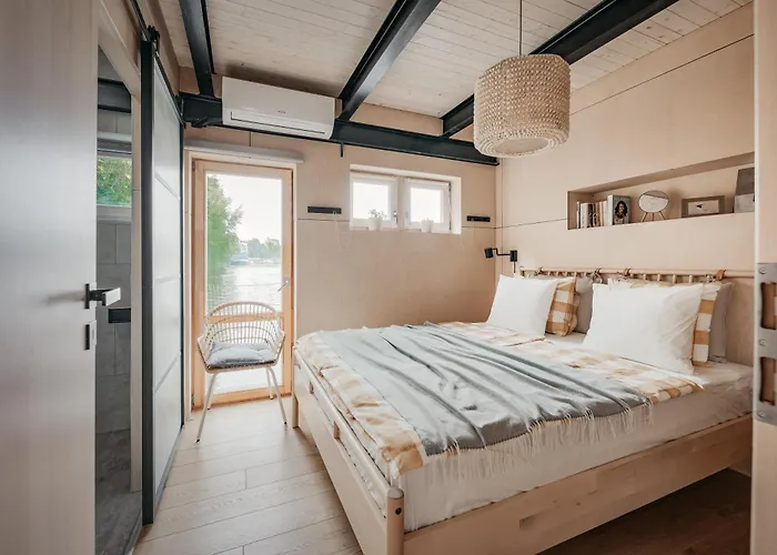Botel Houseboat Fred