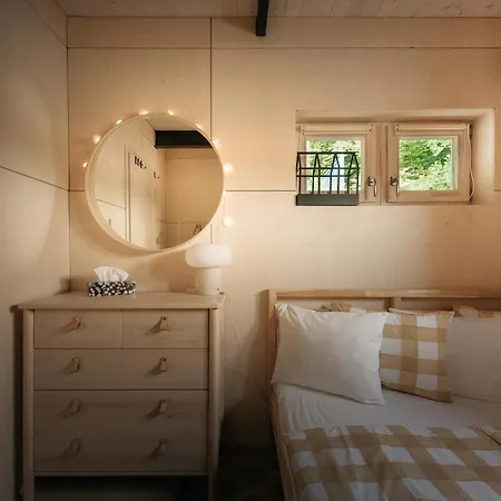 Houseboat Fred بوتيل