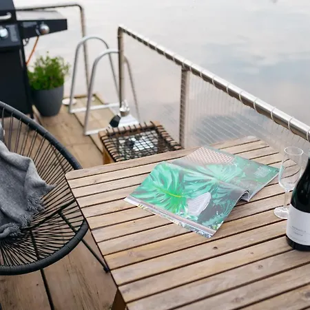 Houseboat Fred بوتيل *